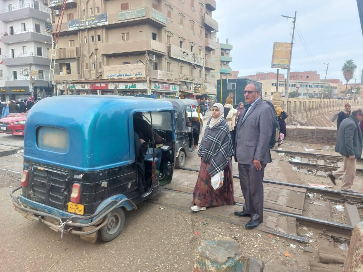 <strong>حملات لإزالة الإشغالات من الشوارع الرئيسة في شبين القناطر</strong>