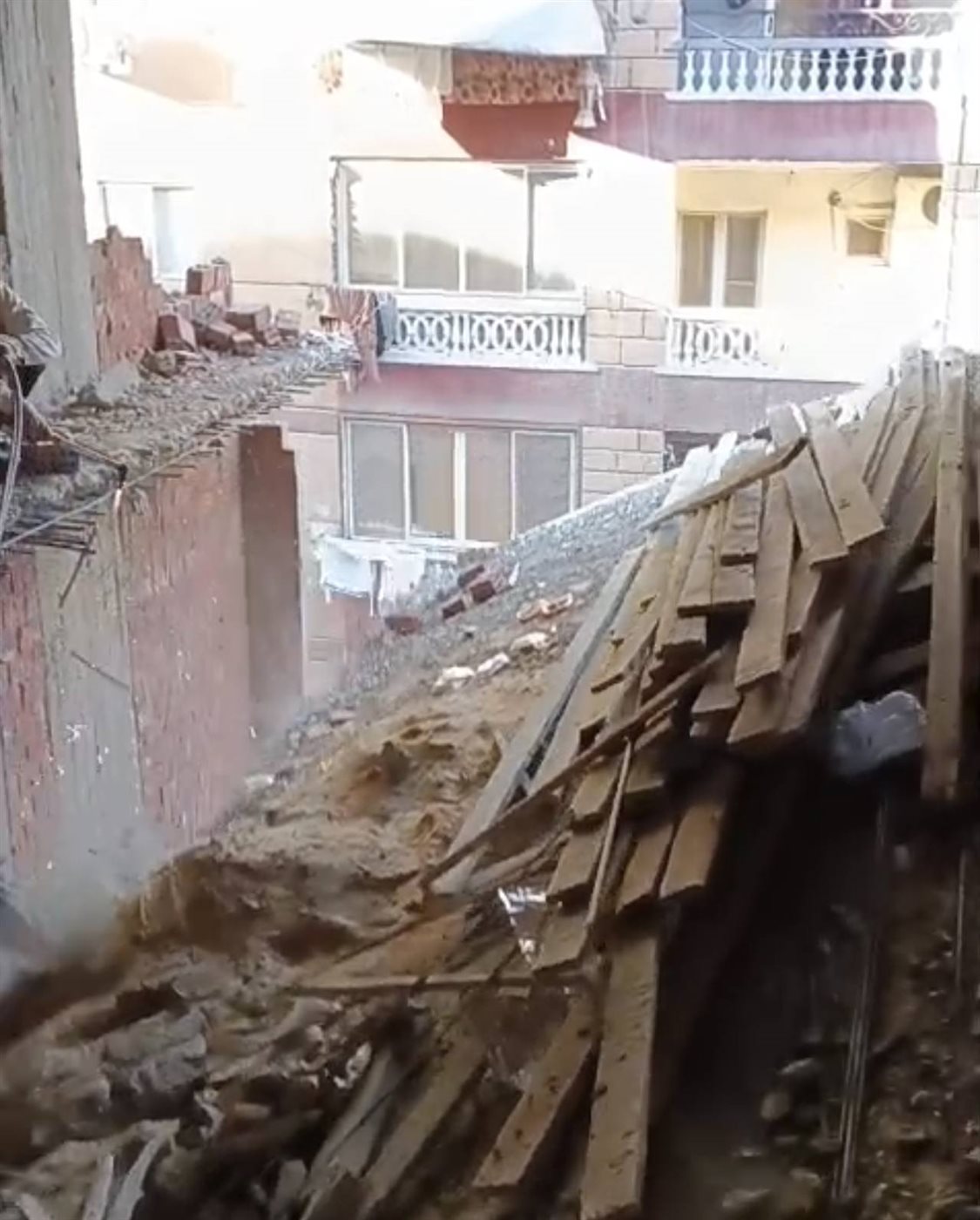 محافظة الجيزة تزيل 5 حالات بناء مخالف بحي الهرم