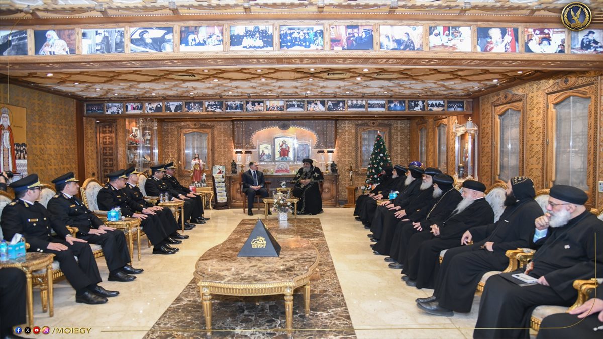 وزير الداخلية يزور البابا تواضروس الثانى