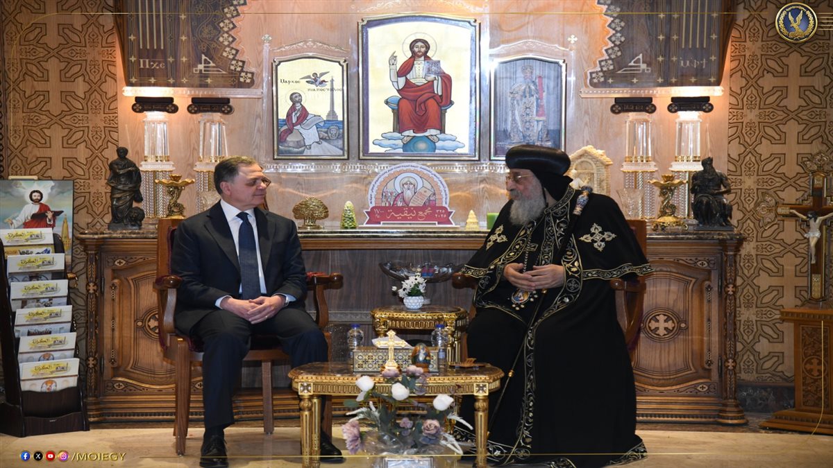 وزير الداخلية يزور البابا تواضروس الثانى