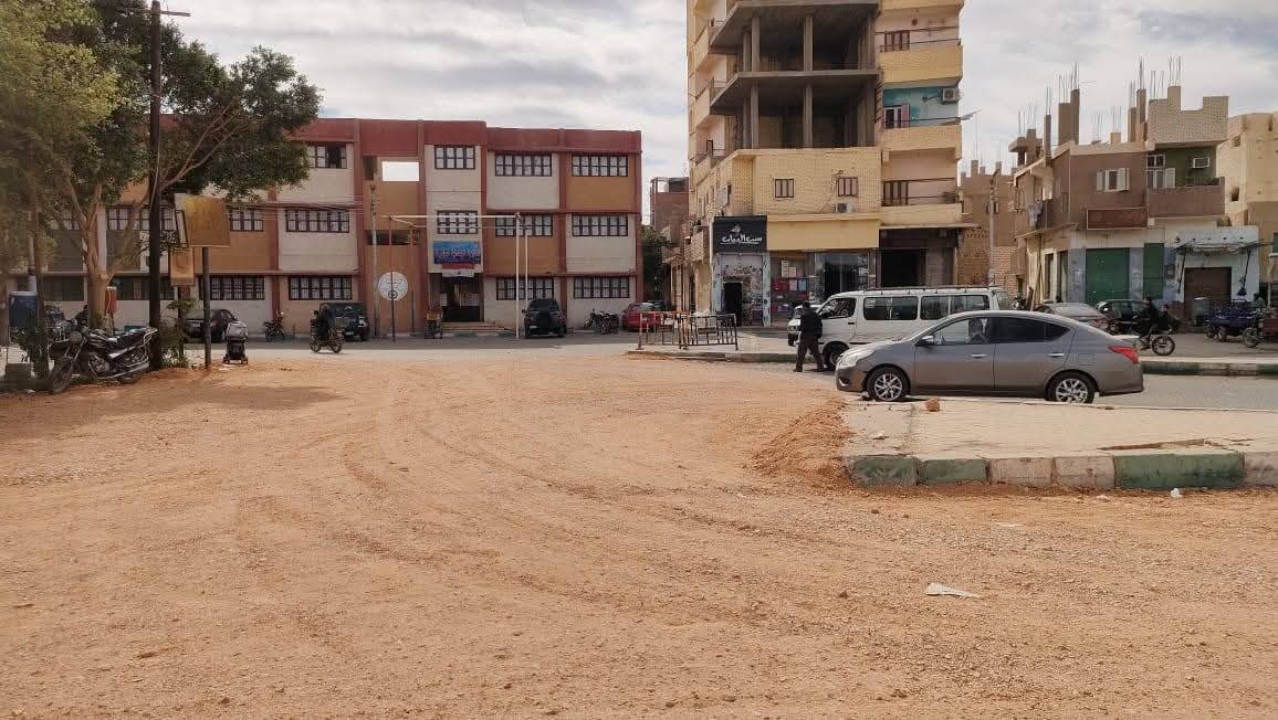 جانب من اعمال رصف الطرق في الوادى الجديد