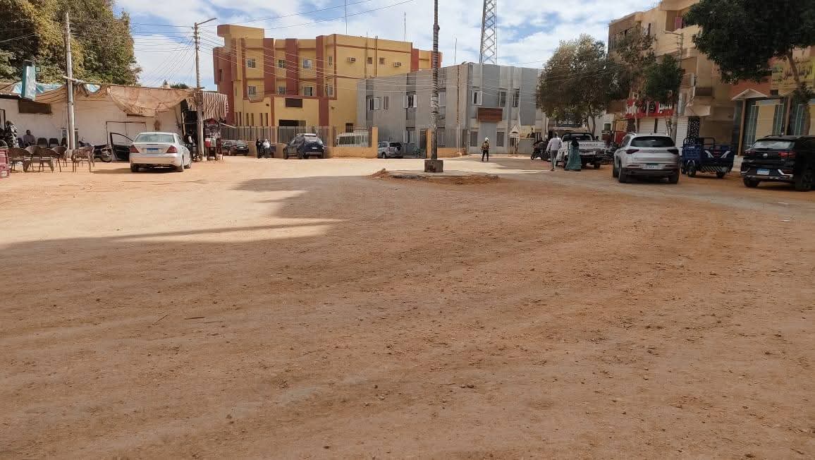 جانب من اعمال رصف الطرق في الوادى الجديد