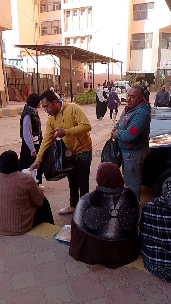 بلدنا الحلوة.. شباب المنوفية يوزعون وجبات على أهالي مرضى معهد الأورام والمستشفى الجامعي