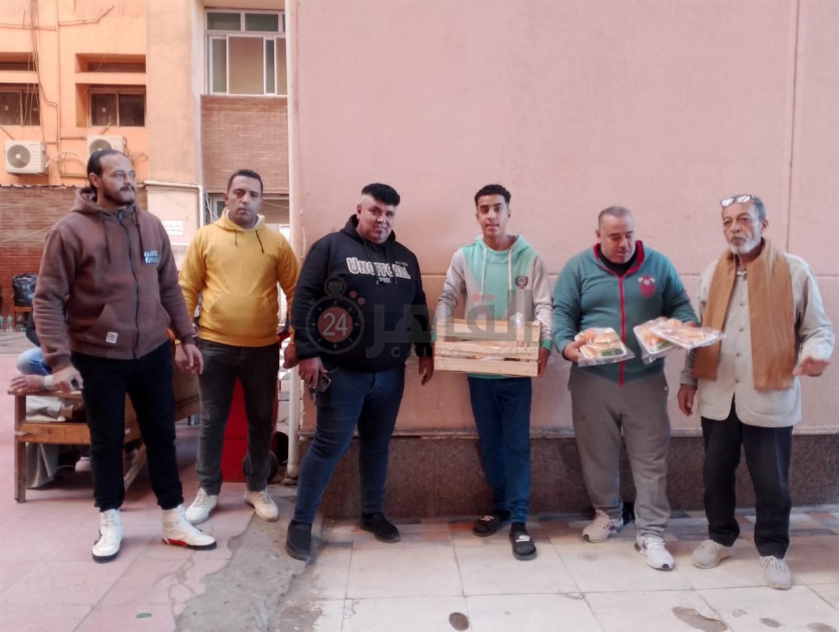 بلدنا الحلوة.. شباب المنوفية يوزعون وجبات على أهالي مرضى معهد الأورام والمستشفى الجامعي