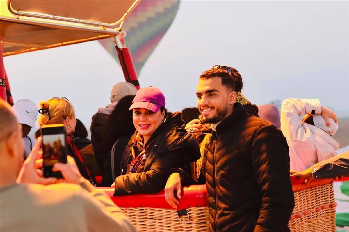 الفنانة رانيا يوسف وأولى رحلاتها بالبالون الطائر في الأقصر