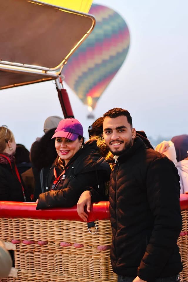 الفنانة رانيا يوسف وأولى رحلاتها بالبالون الطائر في الأقصر