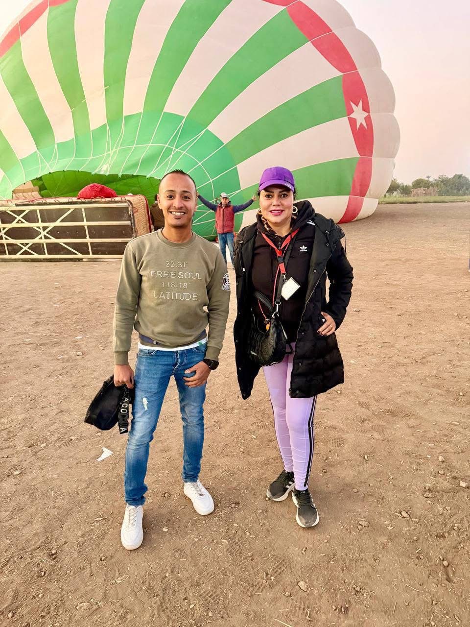 الفنانة رانيا يوسف وأولى رحلاتها بالبالون الطائر في الأقصر