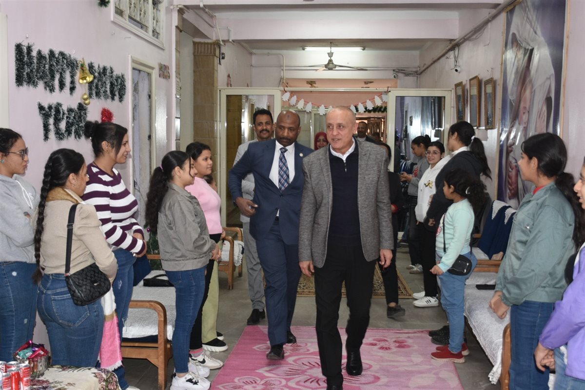 محافظ الأقصر وهدايا تهنئة بالعيد