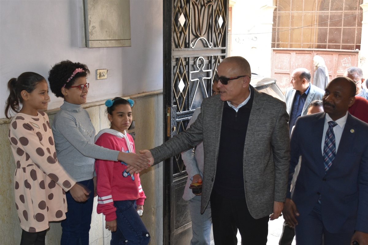 محافظ الأقصر وهدايا تهنئة بالعيد