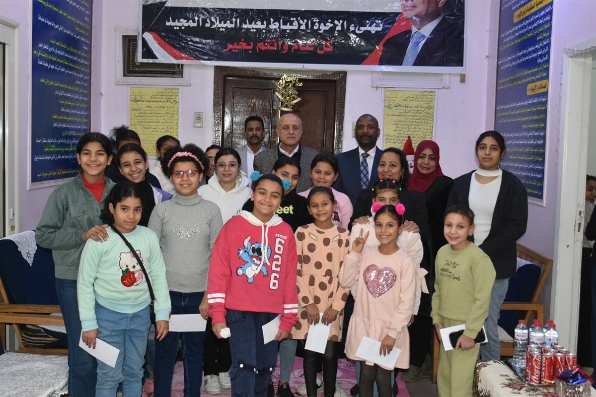 محافظ الأقصر وهدايا تهنئة بالعيد