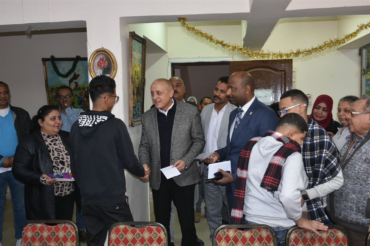 محافظ الأقصر وهدايا تهنئة بالعيد