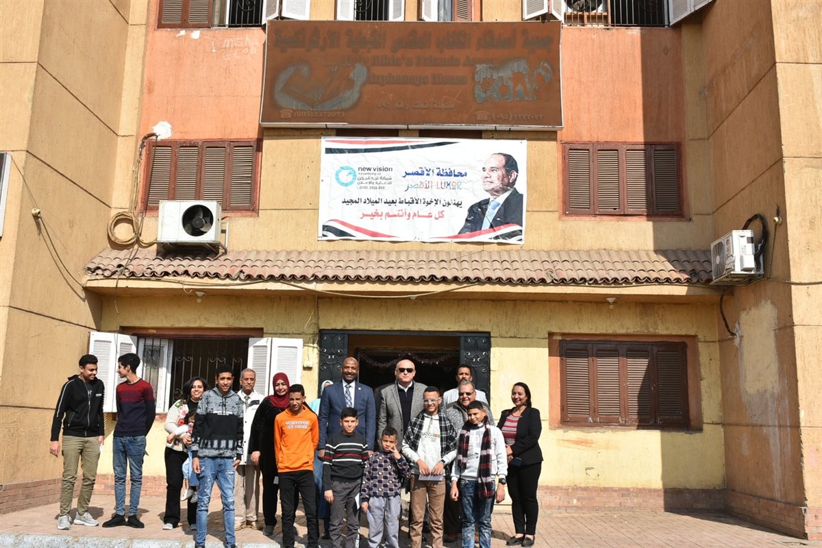 محافظ الأقصر وهدايا تهنئة بالعيد