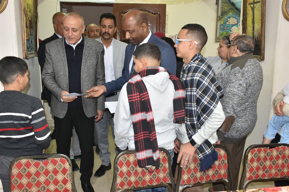 محافظ الأقصر وهدايا تهنئة بالعيد