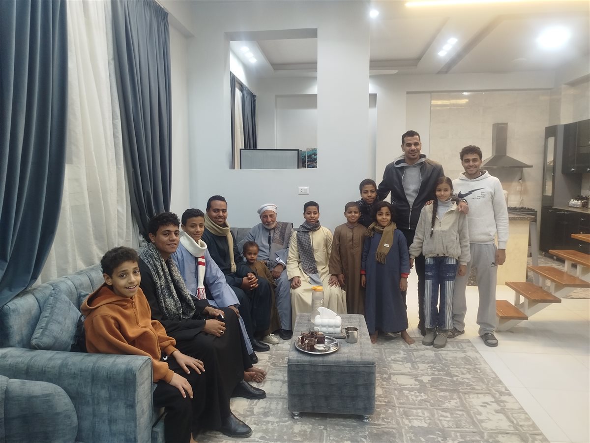 العم عبدالفتاح وسط أسرته