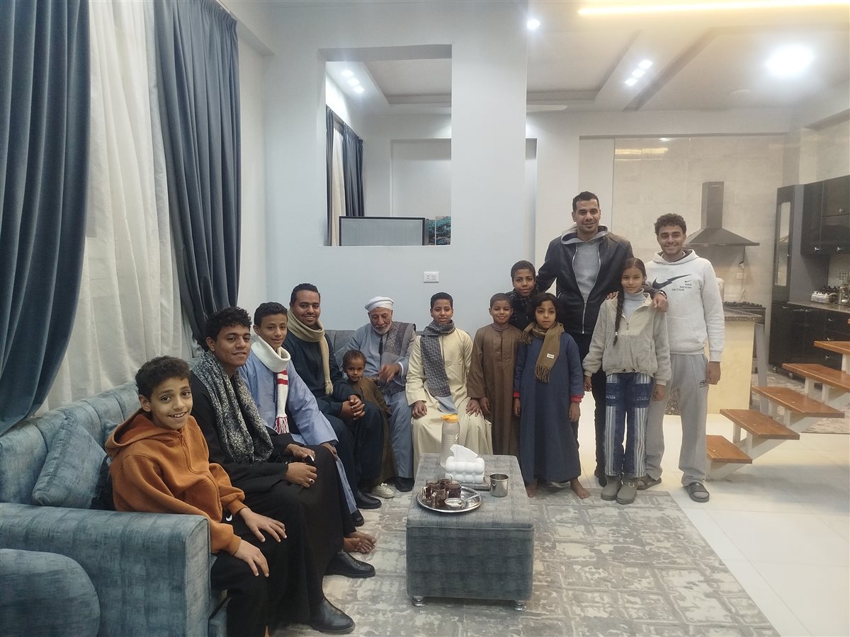 العم عبدالفتاح وسط أسرته