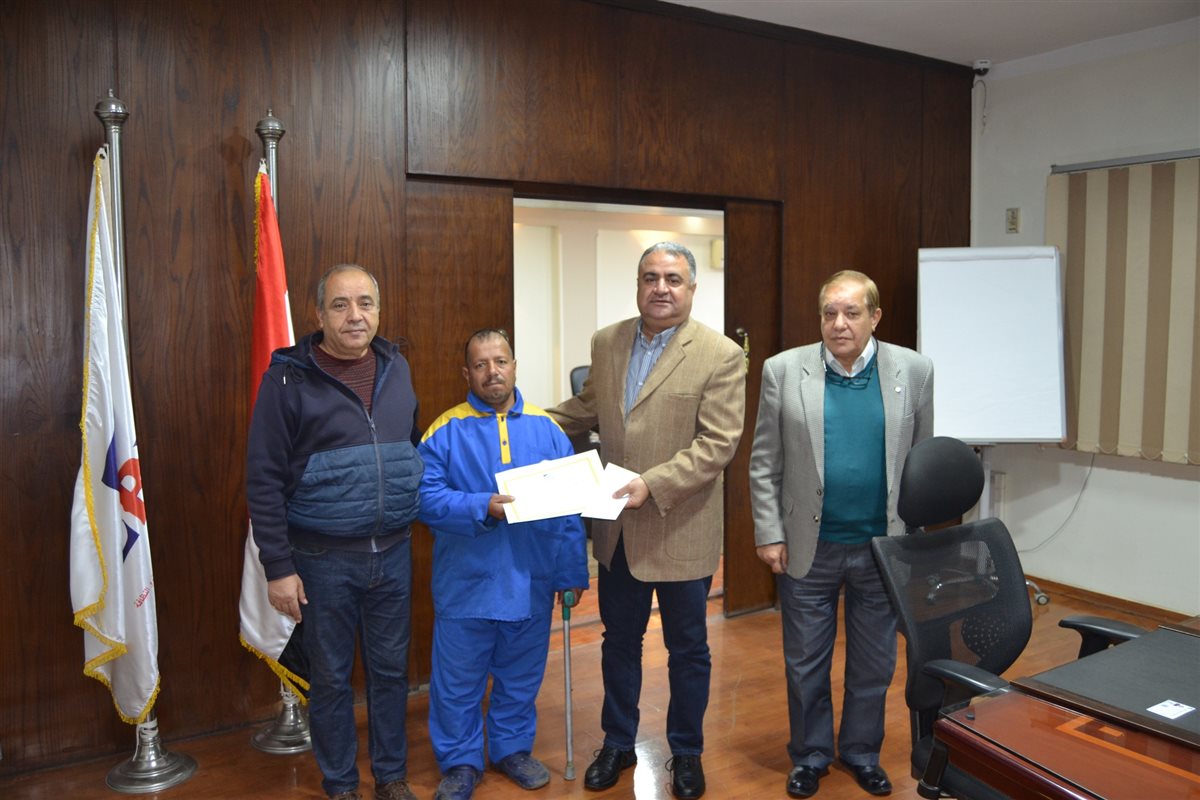 جانب من تكريم عامل الخدمات