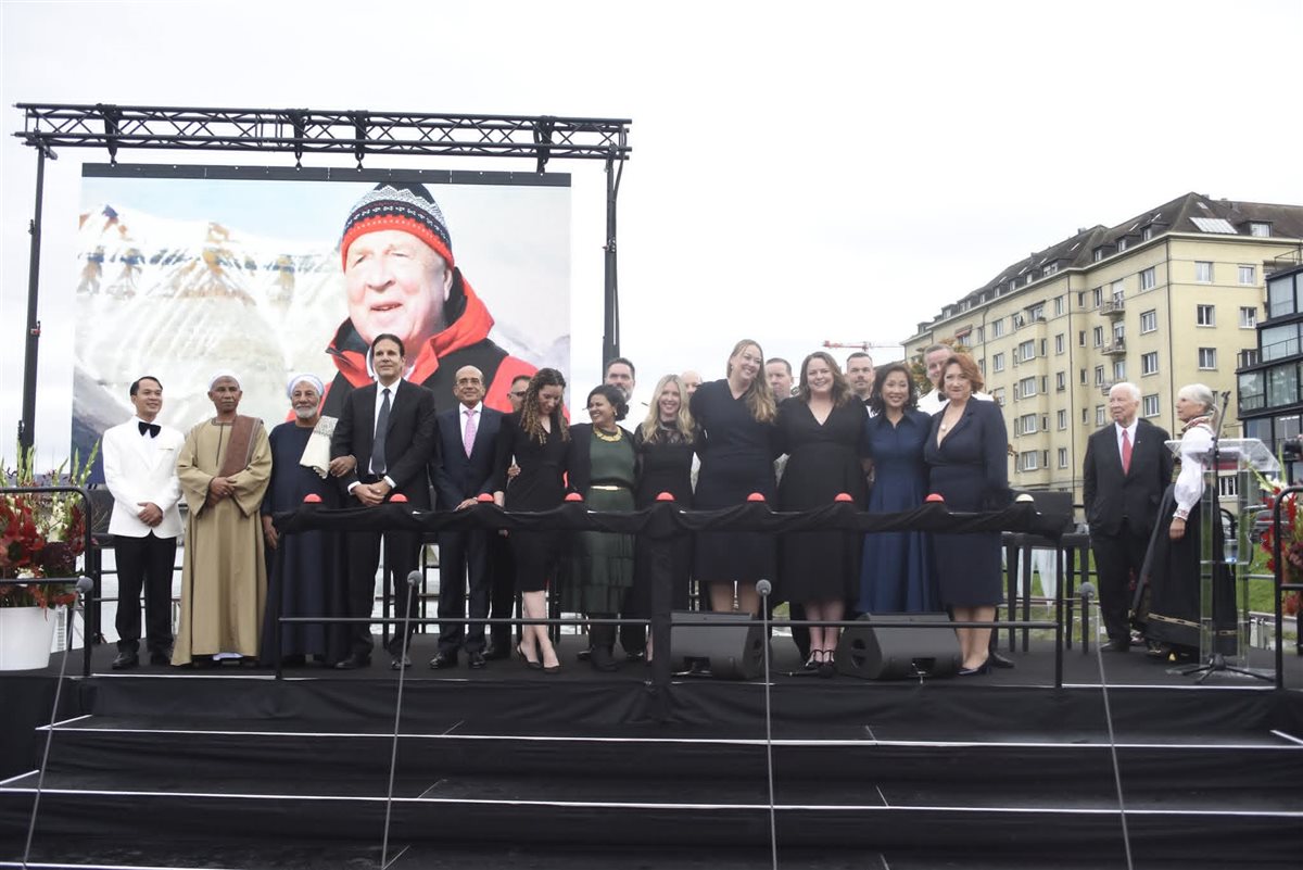 العم عبدالفتاح خلال تكريمه