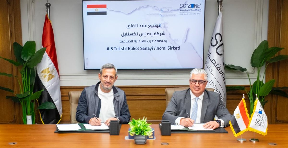 جانب من توقيع عقود المشروع