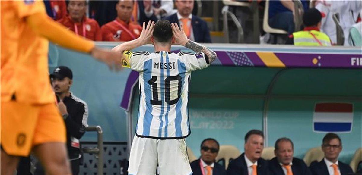 احتفال ميسي الشهير أمام فان خال