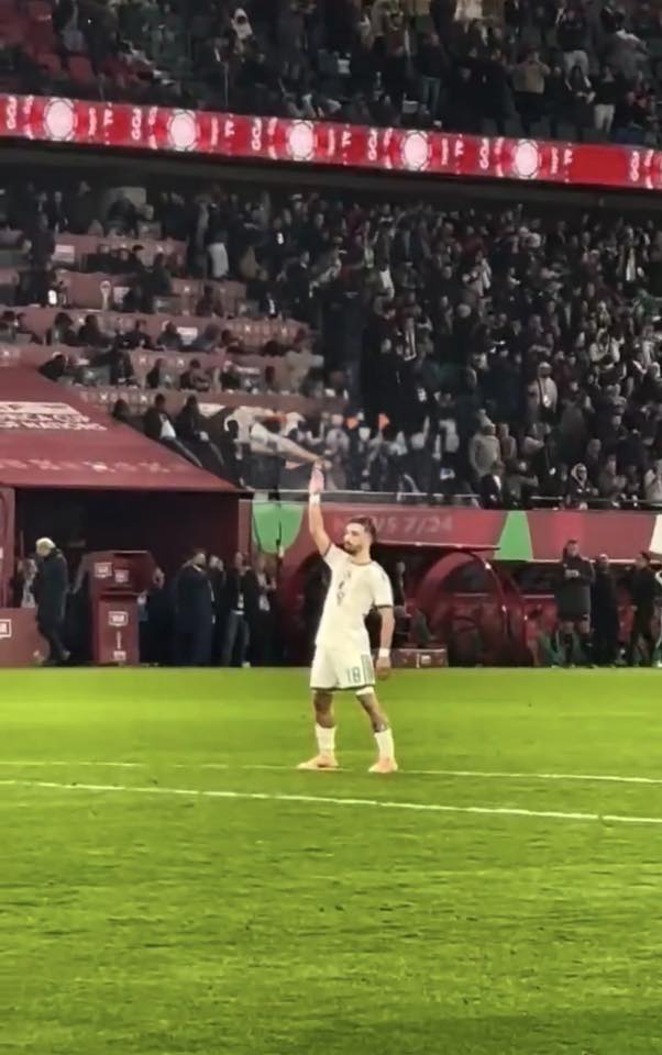 جدل واسع بعد سخرية محمد عمورة من مشجع جسّد شخصية لومومبا عقب مباراة الكونغو