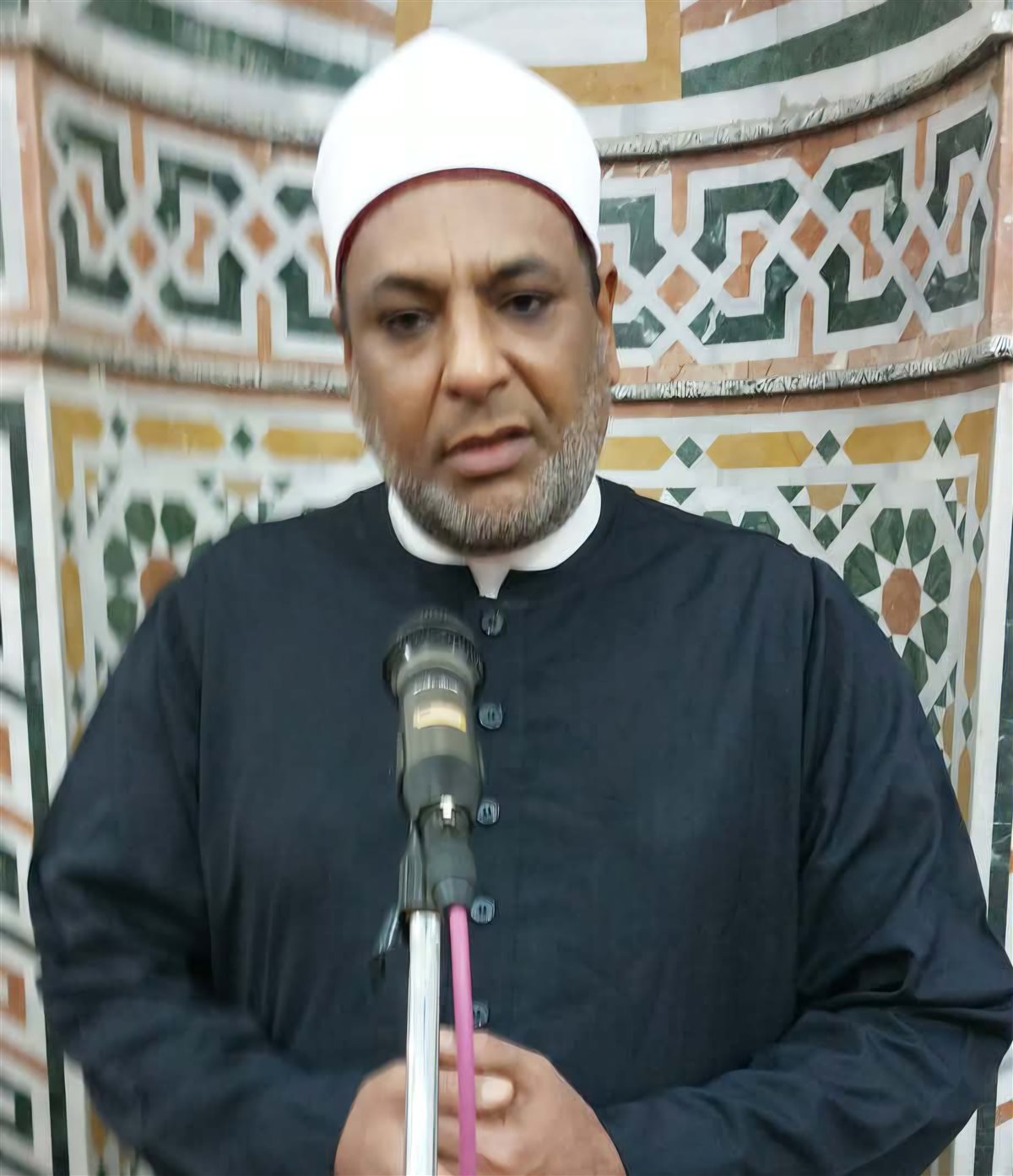 إمام يهنأ الأقباط بمكبرات صوت داخل مسجد في قنا