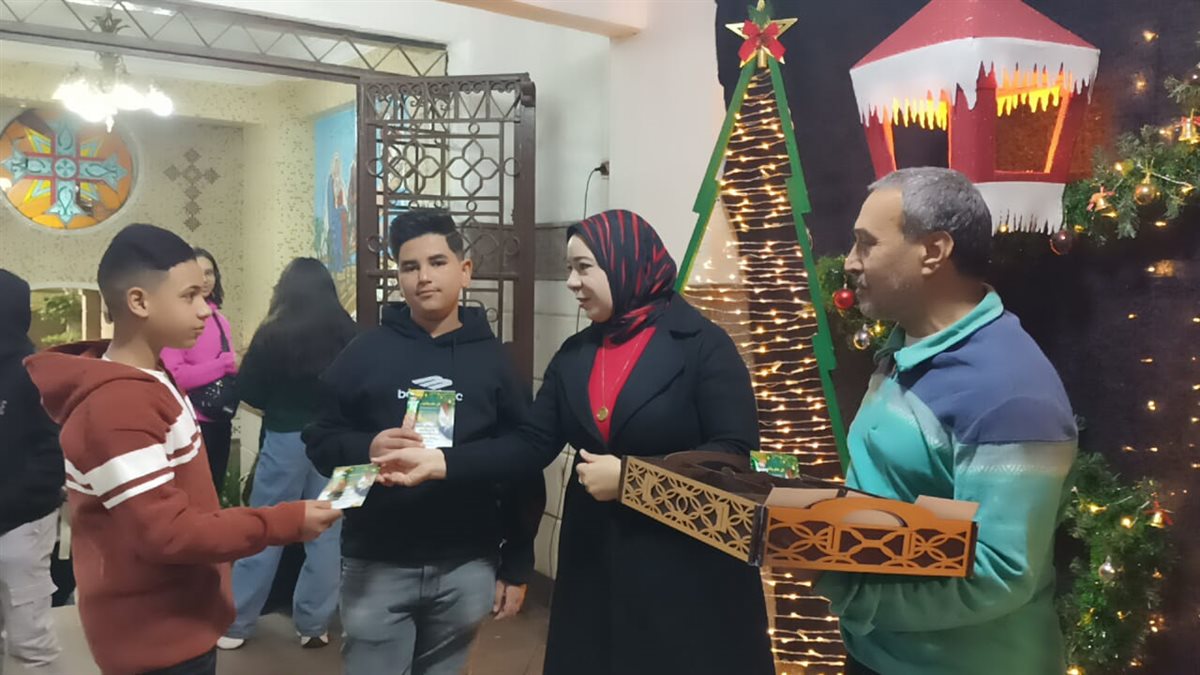 توزيع الهدايا والحلوي