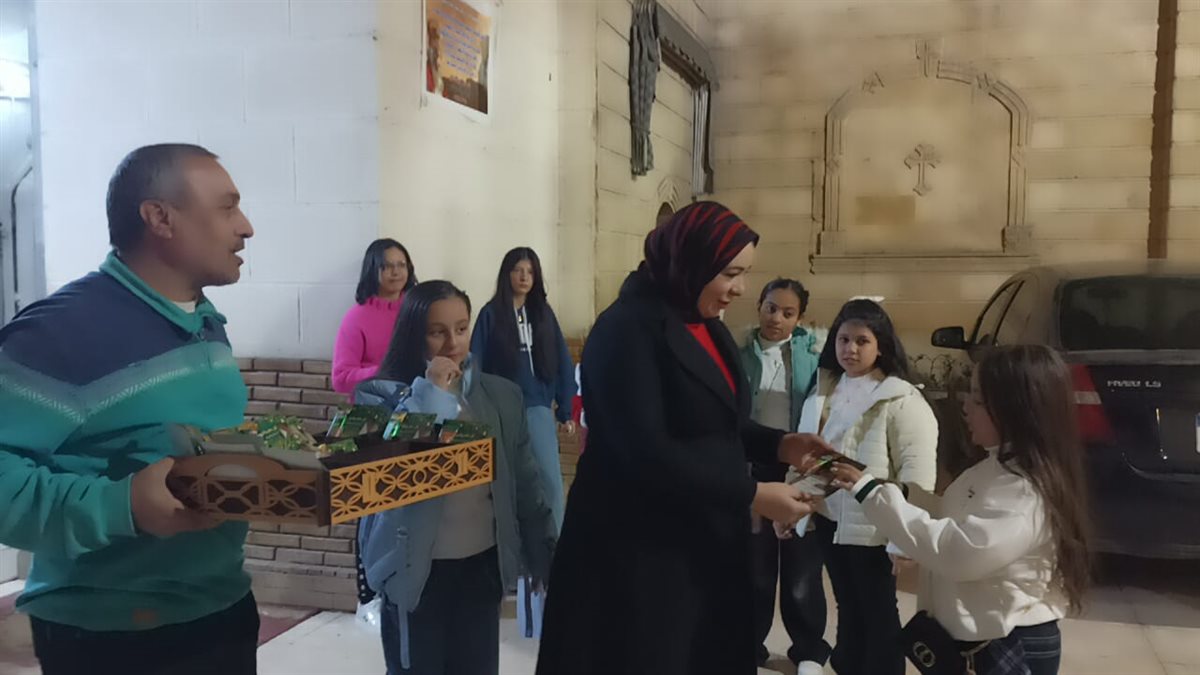 توزيع الهدايا والحلوي