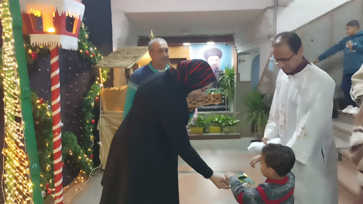 توزيع الهدايا والحلوي