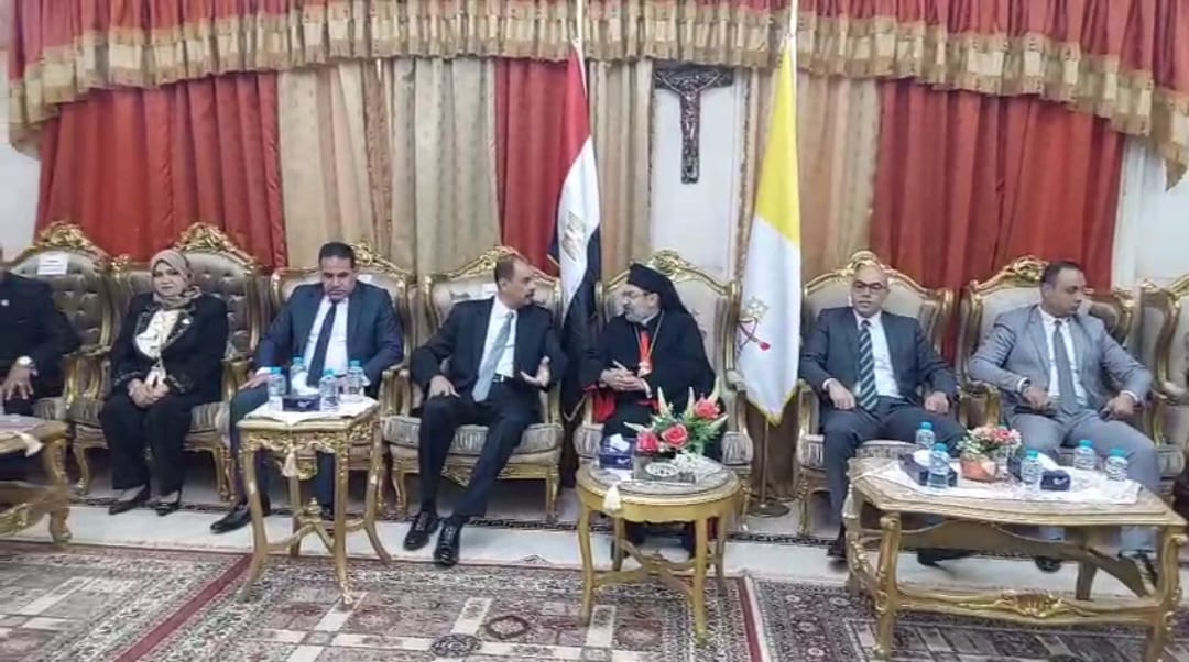 محافظ سوهاج ومدير الأمن يهنئان الأقباط بعيد الميلاد المجيد