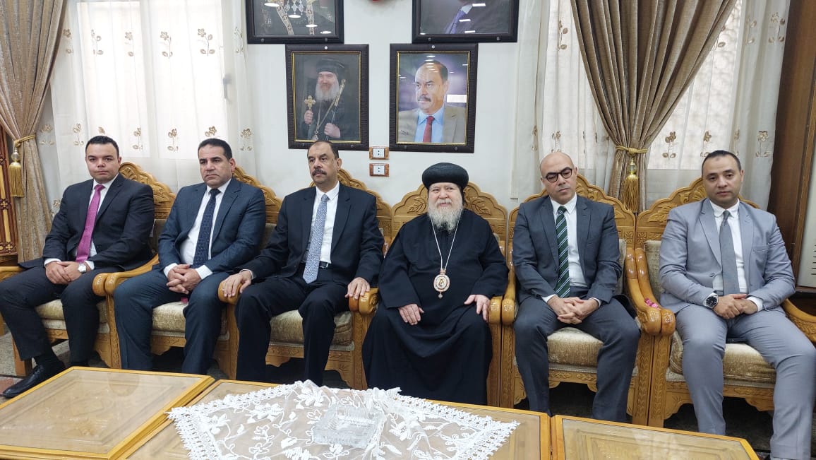 محافظ سوهاج ومدير الأمن يهنئان الأقباط بعيد الميلاد المجيد