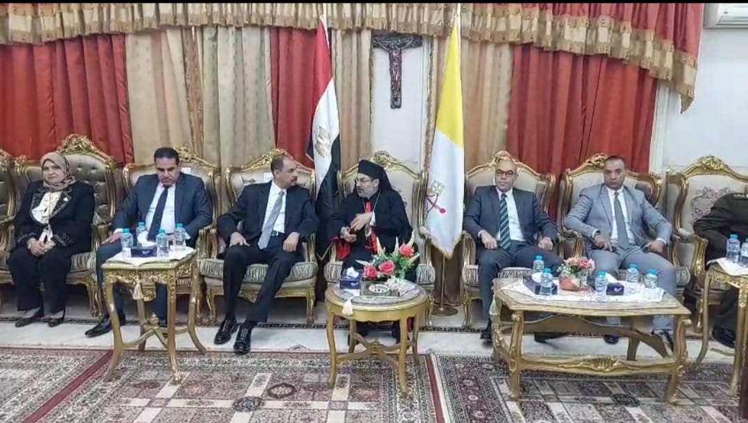 محافظ سوهاج ومدير الأمن يهنئان الأقباط بعيد الميلاد المجيد