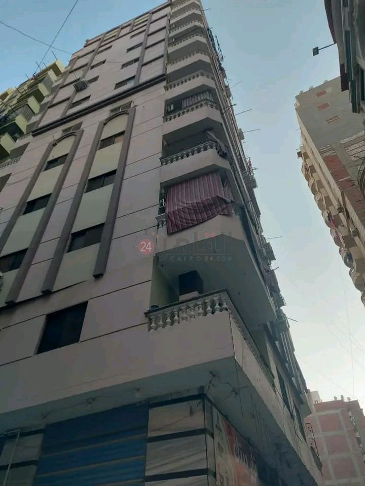 سقوط أجزاء من برج سكني وإتلاف سيارة دون إصابات في الزقازيق