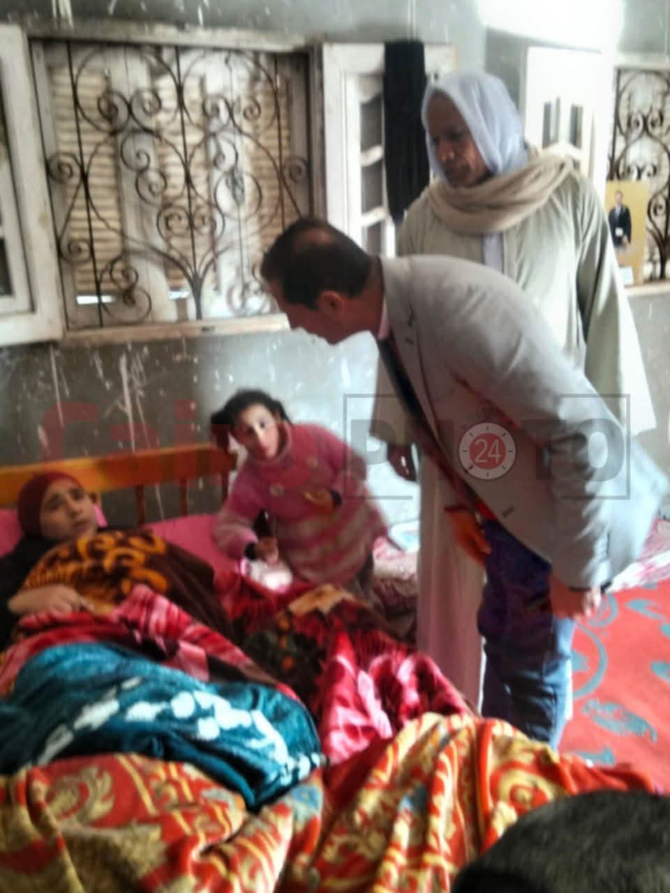 رئيس مدينة السادات يطمئن على الناجيات من حادث انقلاب مركب صيد بالمنوفية