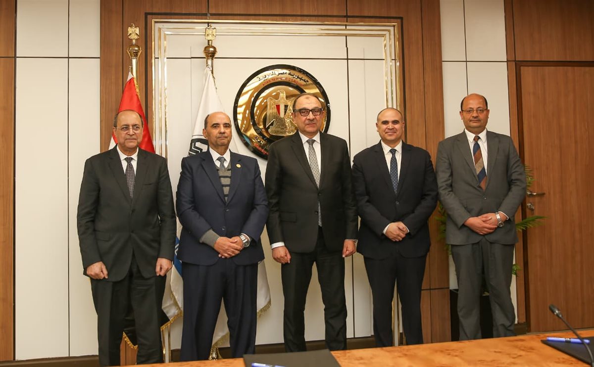 جانب من التوقيع