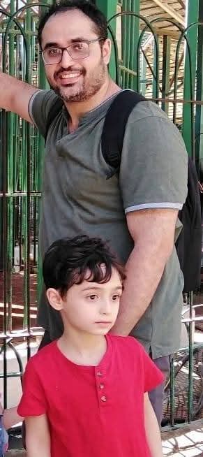 الدكتور محمد حريزة قبل سفره مع نجله