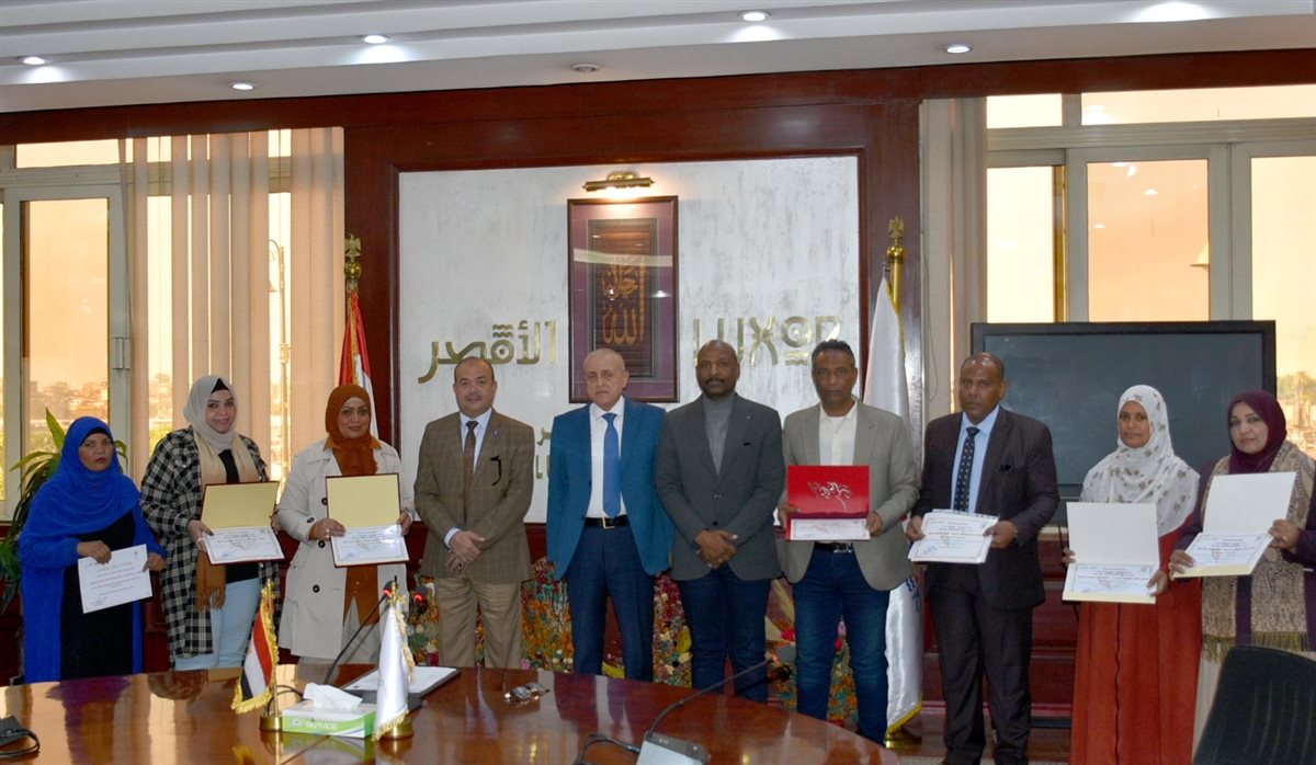 محافظ الأقصر يكرم حماية الطفل