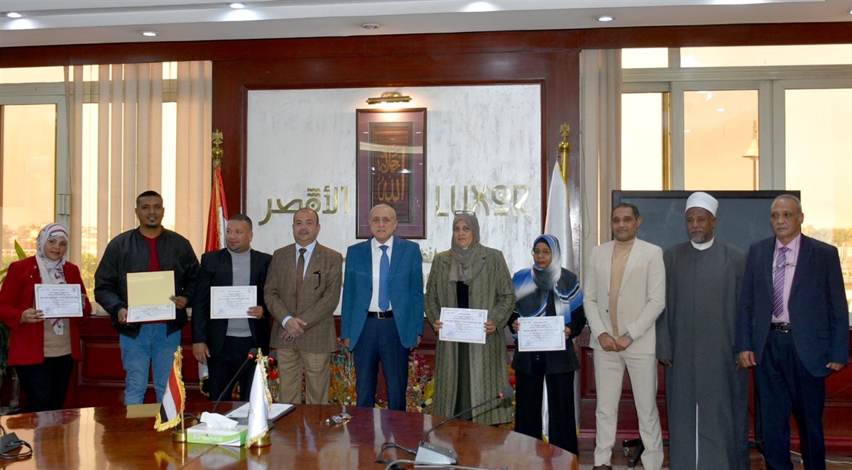 محافظ الأقصر يكرم حماية الطفل