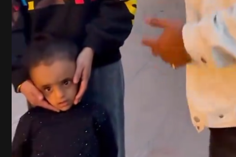 والدة تستغيث لعلاج ابنتها بعد تعرضها للتنمر بسبب مرض بالمخ: بلف بيها ومش قادرة أعالجها