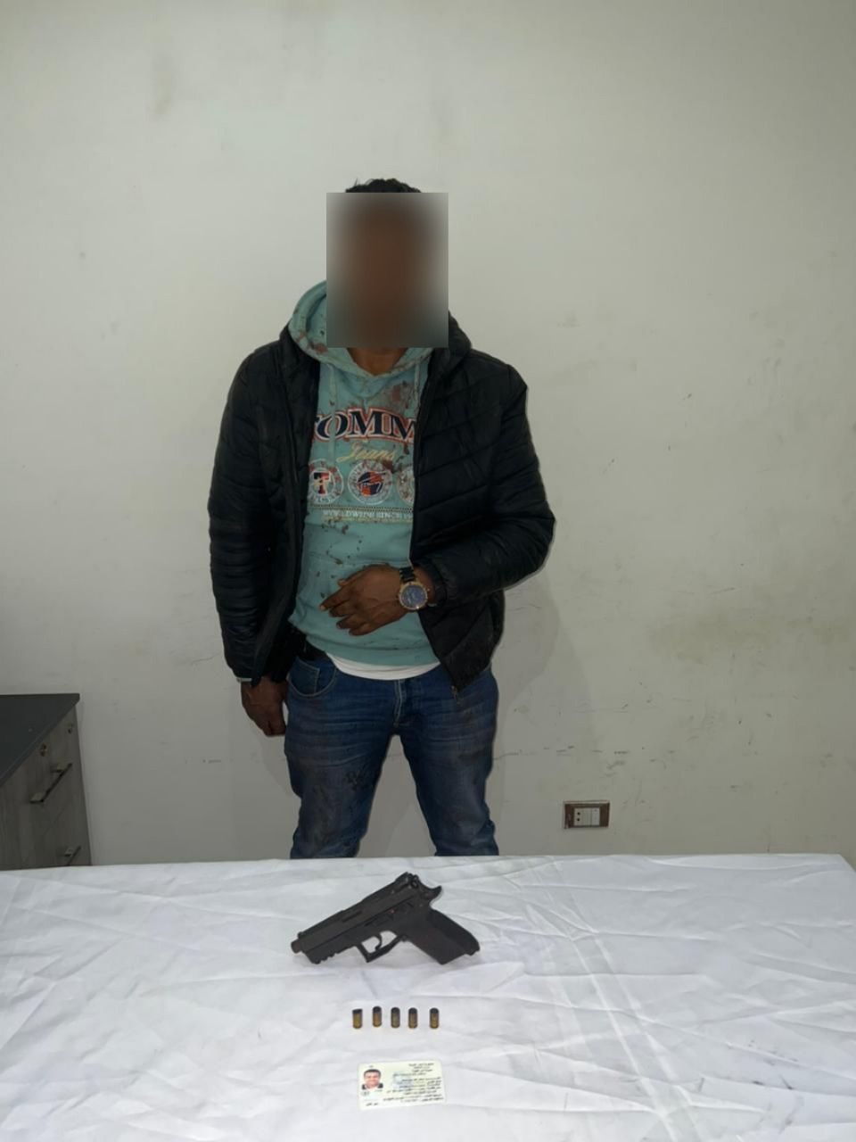 المتهم والسلاح المضبوط ورخصة السلاح المضبوطة&nbsp;