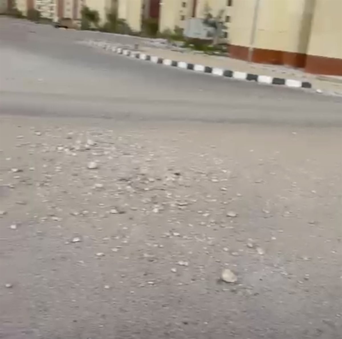 امتلاء الشوارع بالرمال والأحجار