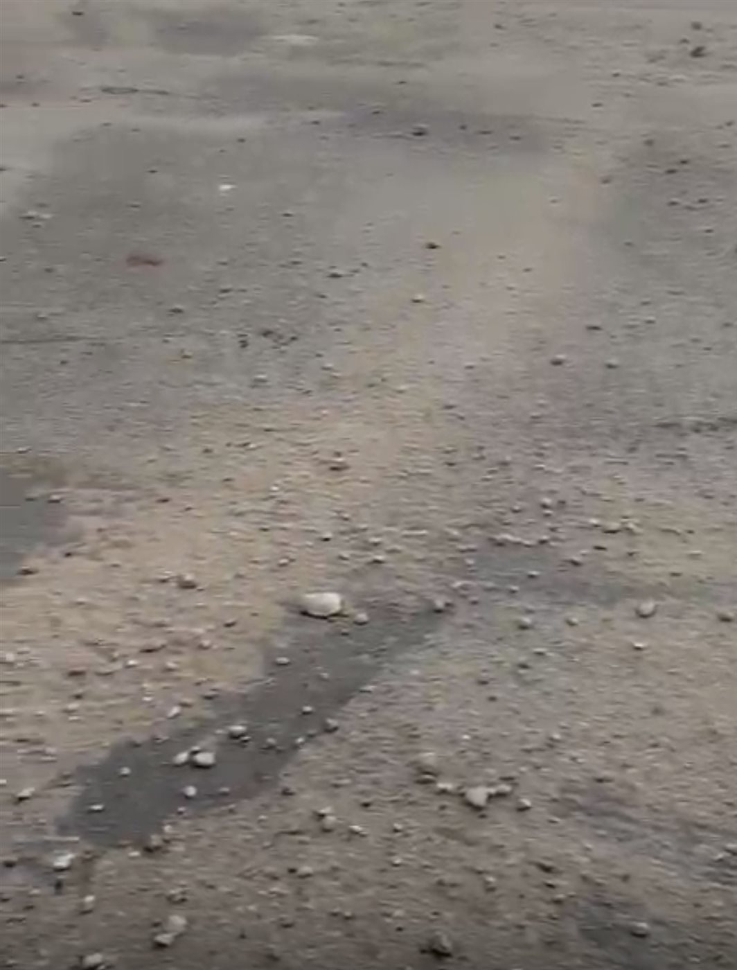 امتلاء الشوارع بالرمال والأحجار