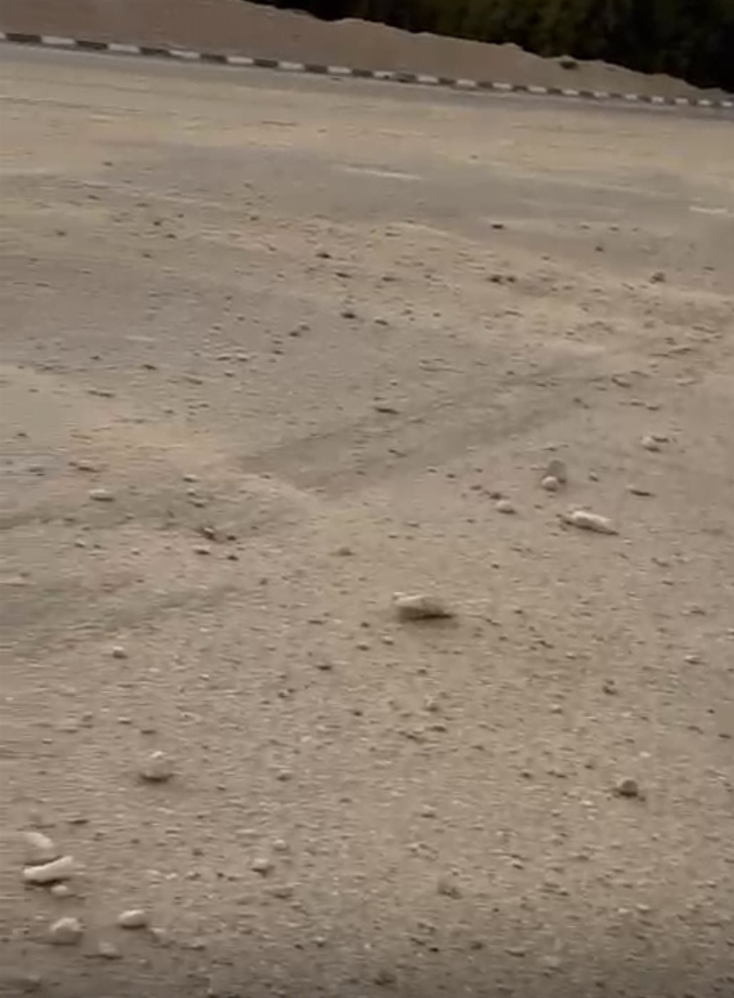 امتلاء الشوارع بالرمال والأحجار