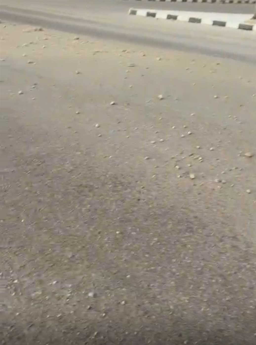 امتلاء الشوارع بالرمال والأحجار