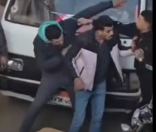 <strong>واقعة تعدي شخص على سائق ميكروباص بسلاح أبيض في الزقازيق بالشرقية</strong>