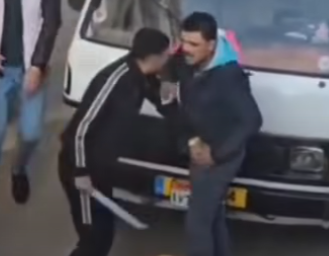 <strong>واقعة تعدي شخص على سائق ميكروباص بسلاح أبيض في الزقازيق بالشرقية</strong>