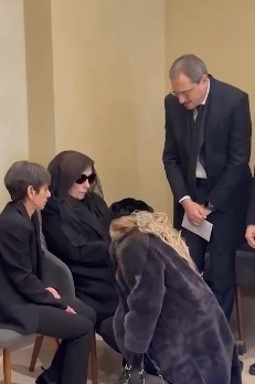 الليدي مادونا تنحني وتقبل يد فيروز في عزاء نجلها هلي الرحباني