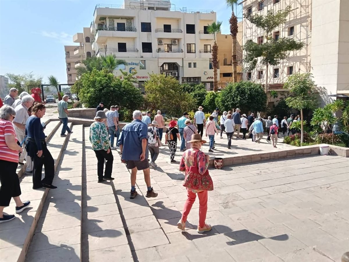 إقبال السائحين على المكتبة بالأقصر