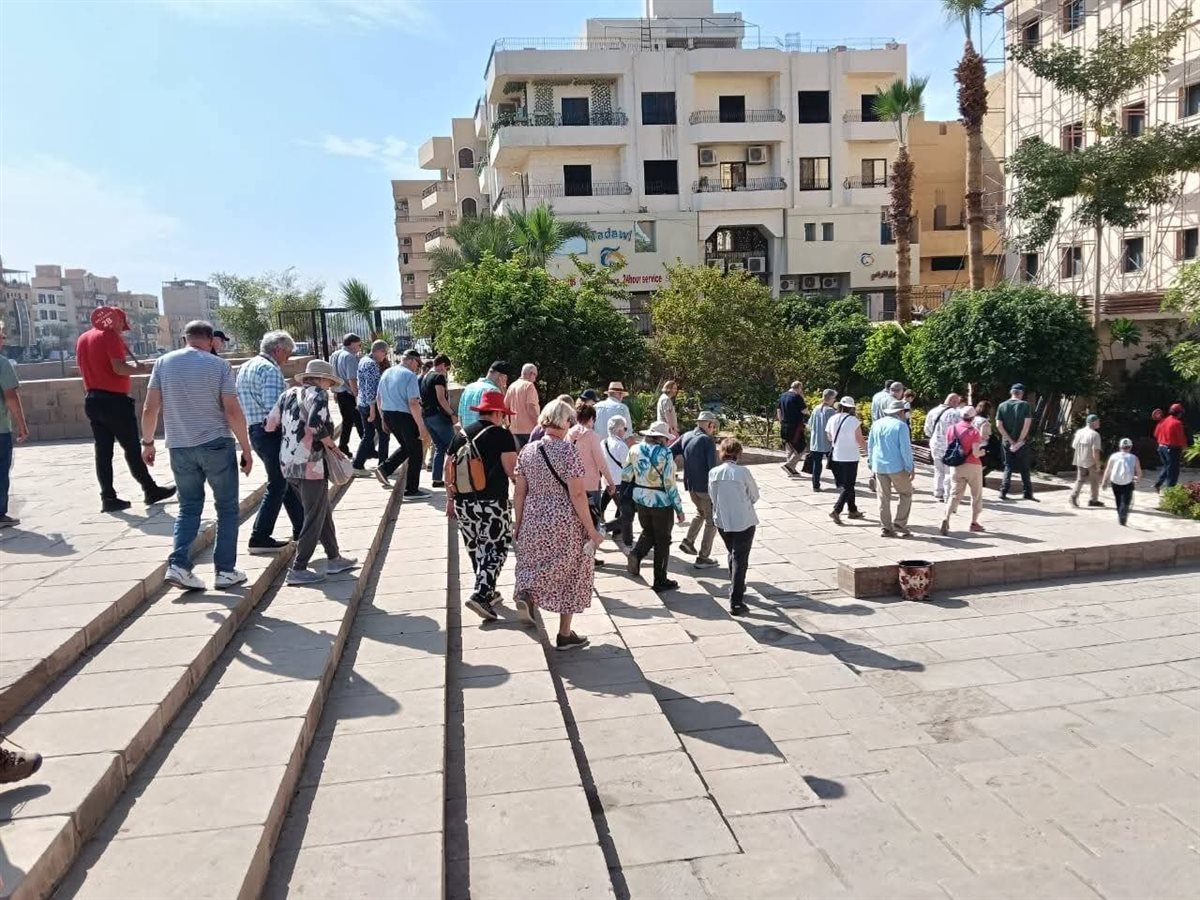 إقبال السائحين على المكتبة بالأقصر