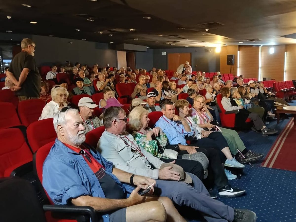 إقبال السائحين على المكتبة بالأقصر