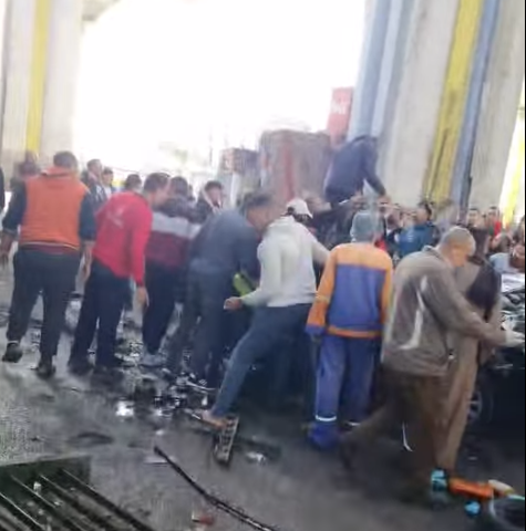 جانب من واقعة سقوط سيارة ملاكي من أعلى كوبري أكتوبر امتداد رمسيس أمام نادي السكة الحديد